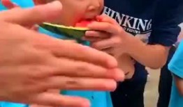 吃瓜少女小孩视频,揭秘吃瓜少女与小孩的欢乐互动瞬间