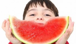 宝宝吃自己的瓜,探索幼儿独立进食的奇妙瞬间