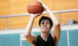 小胖投篮不准吃瓜,瓜农笑开颜