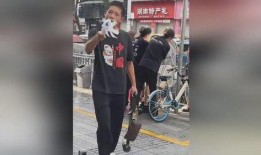 男子吃瓜路人打擂台,一场街头激情对决