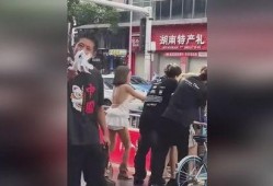 男子吃瓜路人打擂台,一场街头激情对决