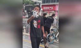 男子吃瓜路人打擂台,一场街头激情对决